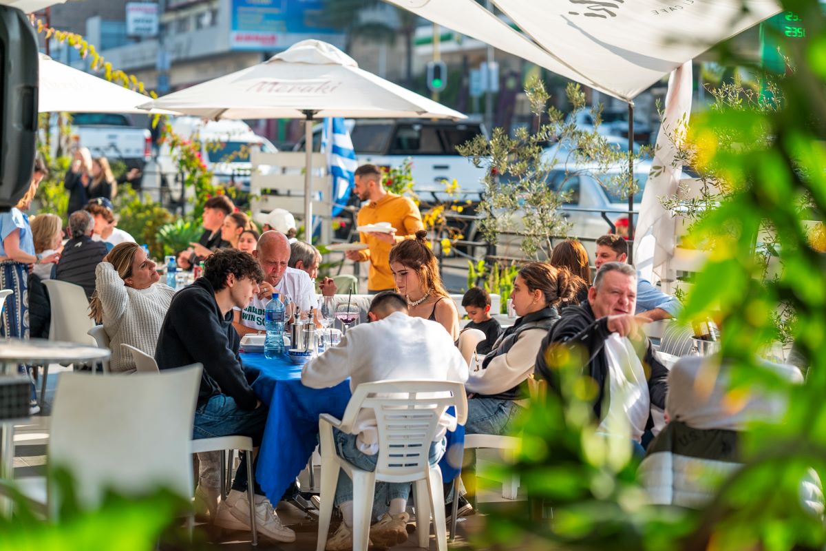 Busy pavement tables on a sunny afternoon